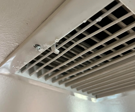 Eau sur grille de climatisation