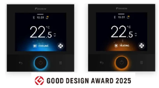 Deux télécommandes Daikin Madoka Plus, anneau bleu en mode froid et anneau orange en mode chauffage, logo Good Design Award 2025