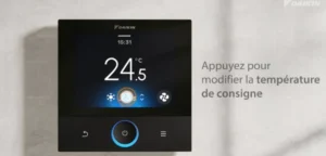Télécommande filaire Daikin Madoka Plus BRC1K fixée au mur, écran tactile affichant 24,5 °C et la température de consigne