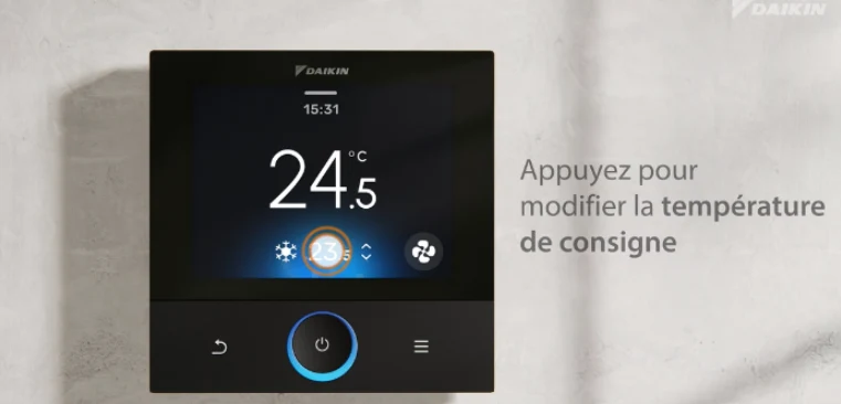 Télécommande filaire Daikin Madoka Plus BRC1K fixée au mur, écran tactile affichant 24,5 °C et la température de consigne